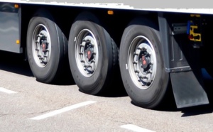 L'essieu d'un 44 tonnes s'enflamme, le CD 925 fermé dans les deux sens à Bretteville-du-Grand-Caux