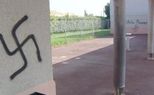 Yvelines : des panneaux de signalisation recouverts de croix gammées à Versailles