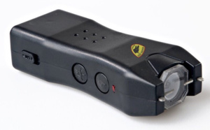 Yvelines : contrôlé en possession d'une lampe torche à impulsion électrique et d'une machette