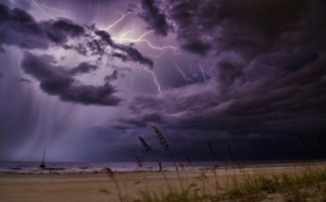 Eure. La foudre s’abat sur une maison à Angerville-la-Campagne et enflamme la toiture : deux blessés légers 