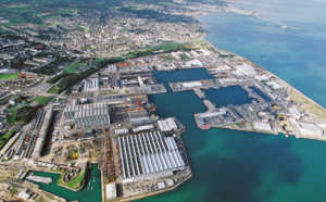 La base navale de Cherbourg survolée par un hélicoptère de l'armée de l'air. Explications