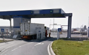 Un camion transportant 40 tonnes de bois se couche sur le port du Havre