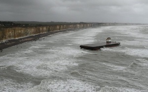 Seine-Maritime : une barge à la dérive depuis trois jours échoue sur une plage à Sotteville-sur-Mer  