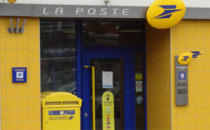 Les postiers en grève manifestent devant le siège de la Poste à Saint-Germain-en-Laye 