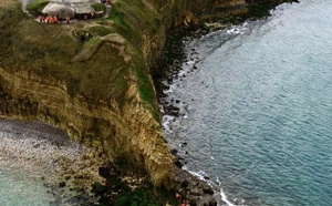 Piégés par la marée montante, quatre personnes et cinq chiens secourus à la Pointe du Hoc