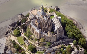 Mont Saint-Michel : un saut en parachute inédit le 8 mai pour célébrer la paix
