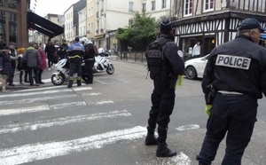 Un homme armé d’un couteau frappe un CRS lors de l’étape du Tour de France à Rouen : l’agresseur, blessé, a été interpellé