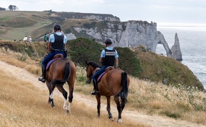 Étretat : six cavaliers de la Garde républicaine mobilisés tout l’été pour sécuriser le littoral