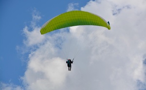 Un parapentiste chute de 20 mètres et reste suspendu dans un arbre au Marais-Vernier (Eure)