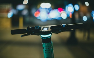 Au Havre : ivres, le pilote de la trottinette et sa passagère percutent une voiture en stationnement