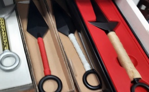 Plus de 3 500 armes blanches saisies dans un entrepôt de la région parisienne