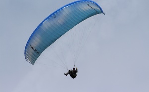 Sainte-Agathe-d’Aliermont : un parapentiste coincé dans un arbre à dix mètres du sol 