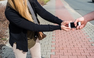 Plaisir : le supposé acheteur s'empare du smartphone et prend la fuite