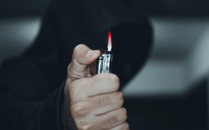 Rouen : surpris en train d’incendier une poubelle, il essaie de fuir en fauteuil roulant