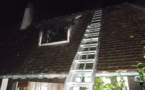 Beaumont-le-Roger (Eure) : le feu couvait sous la toiture de la longère 