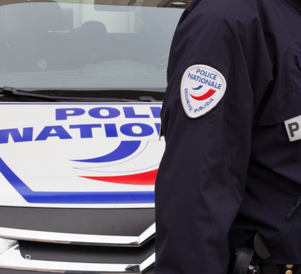 Mantes-la-Jolie : une voiture de police cible d'un tir de mortier lors d'une patrouille au Val-Fourré