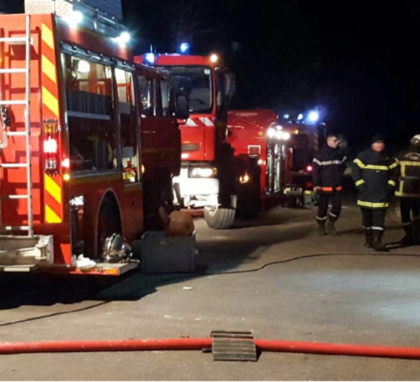 Anneville-Ambourville (Seine-Maritime) : la maison en feu s'effondre au cours de l'intervention des pompiers