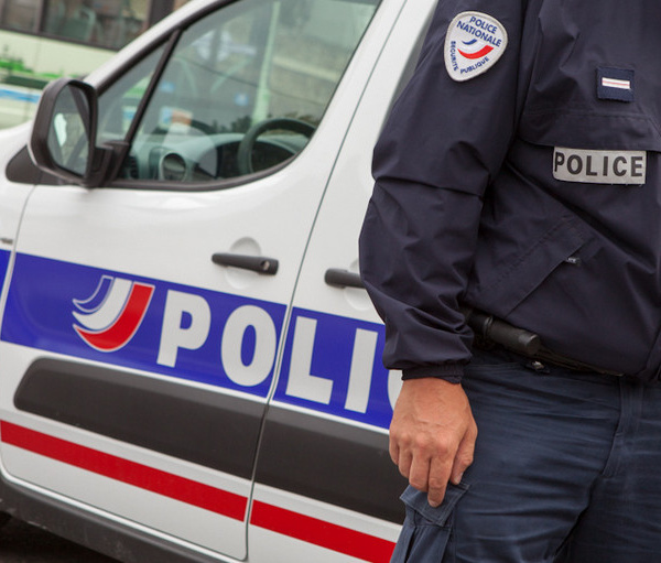 Le Houlme (Seine-Maritime) : deux voleurs menacent l'employé de la supérette avec un couteau avant d'être interpellés