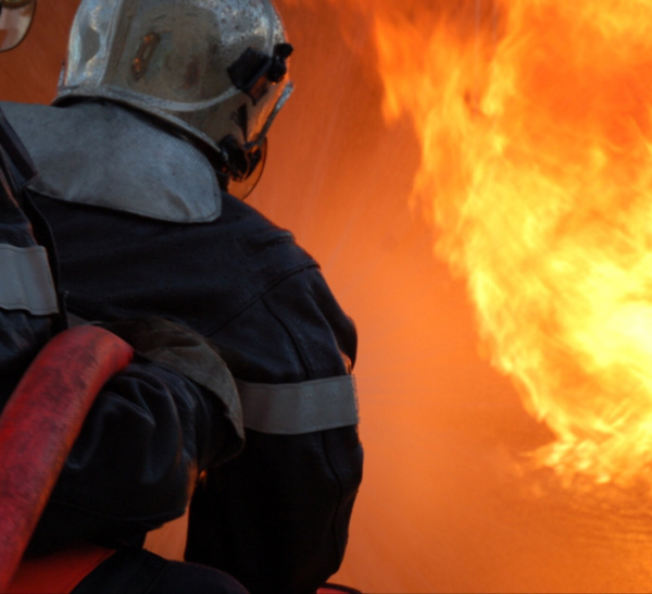 Une benne à ordures en feu près du magasin Décathlon à Évreux : la piste criminelle privilégiée 