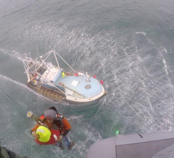 Évacuation sanitaire d'un marin pêcheur blessé à un oeil au large du Cotentin