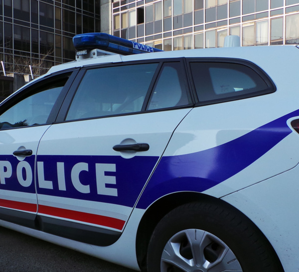 Rouen : le voleur d’une sacoche s’enfuit en trottinette et percute une voiture rue Jeanne d’Arc 