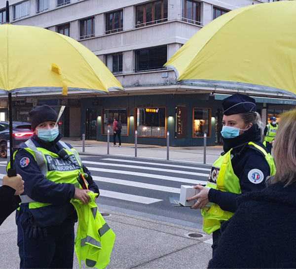 Sécurité routière. A Rouen, la police sensibilise les usagers à leur visibilité en ville   