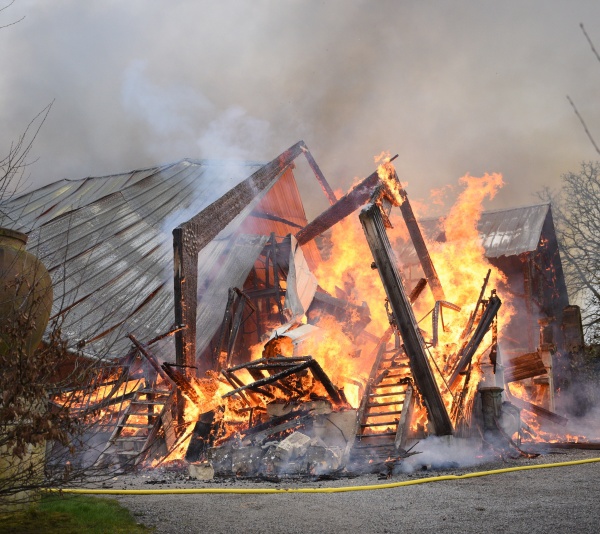 Spectaculaire incendie à Richebourg : un désastre pour l'entreprise "Origines"