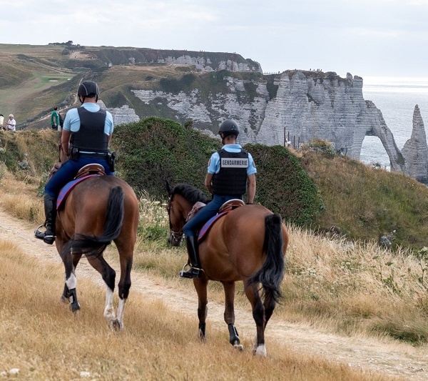 Étretat : six cavaliers de la Garde républicaine mobilisés tout l’été pour sécuriser le littoral