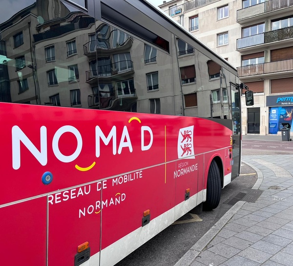 Seine-Maritime : un bus percute un pont à Barentin : le conducteur légèrement blessé