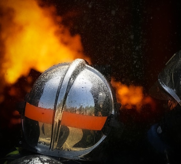 Incendie dans une scierie à Saint-Maclou (Eure) : 100 m² de toiture détruits