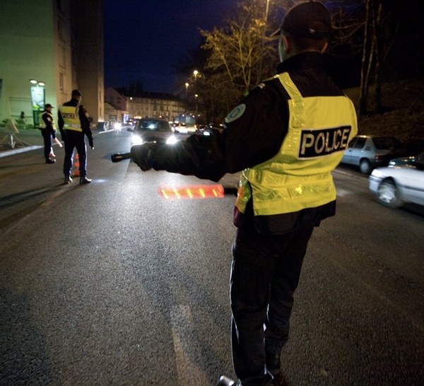 Rouen : un chauffard alcoolisé tente d’échapper à un contrôle routier, il termine sa course dans une voiture en stationnement