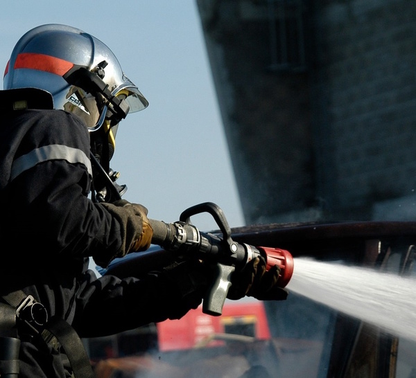A Barville, dans l'Eure, un pavillon, un abri de jardin et une voiture détruits dans un violent incendie 