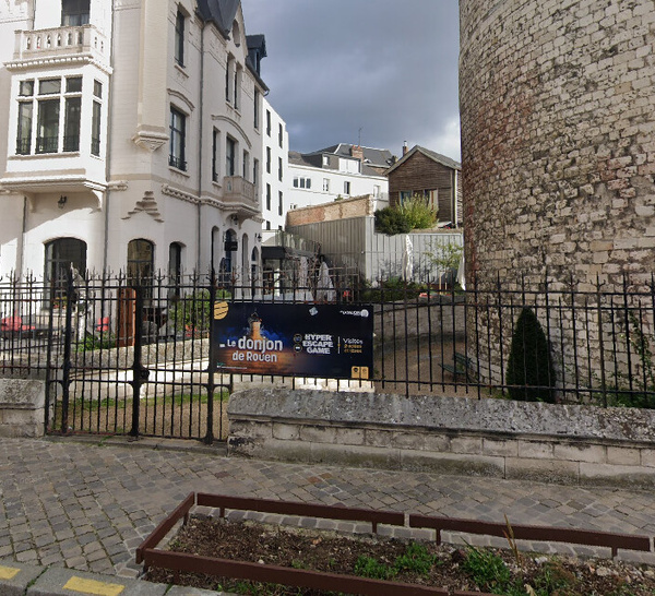 Rouen : un jeune homme se blesse en escaladant la grille du donjon pour récupérer son téléphone