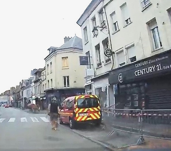 Une voiture percute cinq véhicules en stationnement et finit sa course dans une agence immobilière à Pacy-sur-Eure