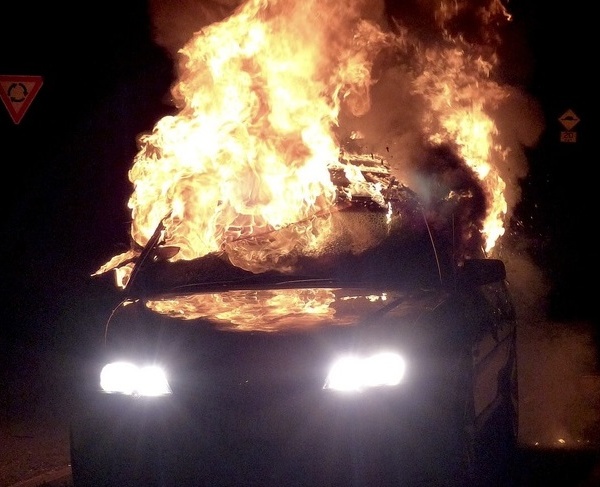 Voiture en feu, conducteur incarcéré.. : quatre blessés dans un spectaculaire accident quai de la Bourse à Rouen 
