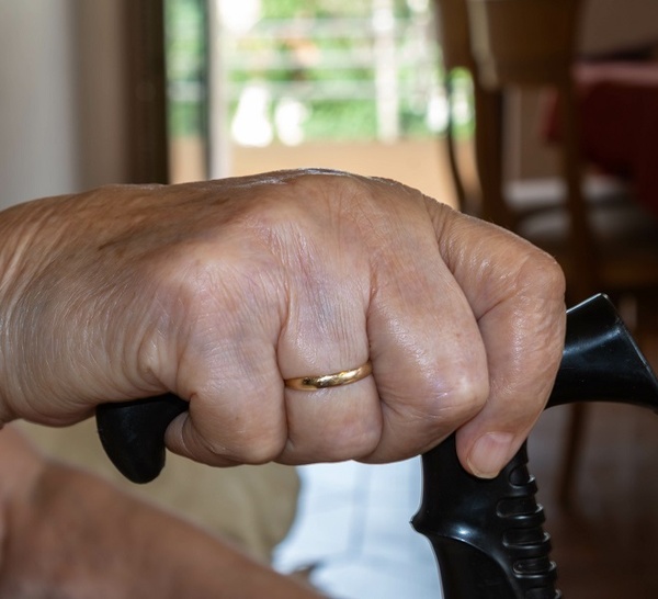 Délestée de 8 000€ et de ses bijoux, une nonagénaire victime d’un vol par « fausse qualité » près de Rouen 