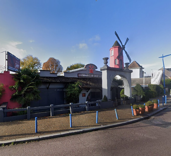 Incendie spectaculaire à la discothèque « Le Moulin Rose » à Belbeuf, en Seine-Maritime 