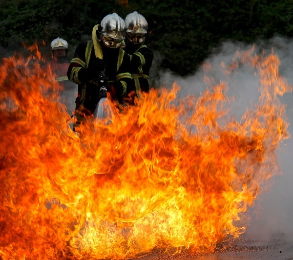 Une remorque de poids lourd en feu : la D915 coupée à Forges-les-Eaux, en Seine-Maritime 