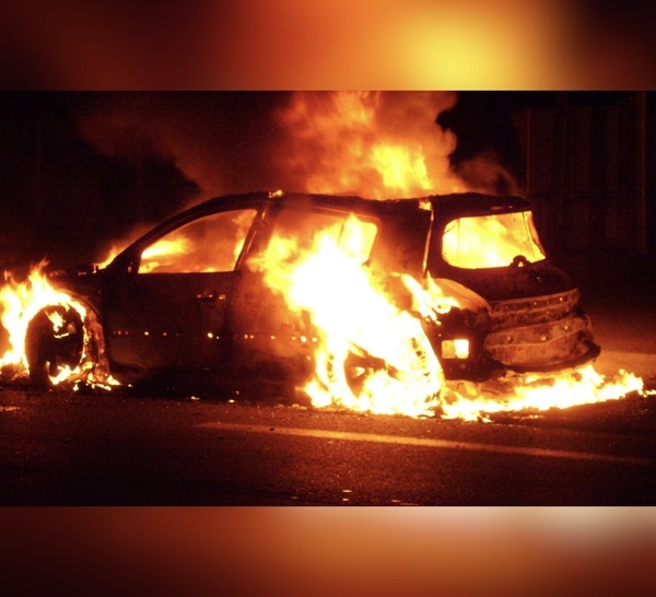 Deux véhicules en feu devant des maisons au Grand-Quevilly : un homme intoxiqué