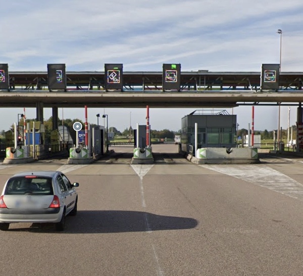 Collision entre une voiture et une camionnette sur l’A29 à hauteur du péage d’Aumale, en Seine-Maritime 