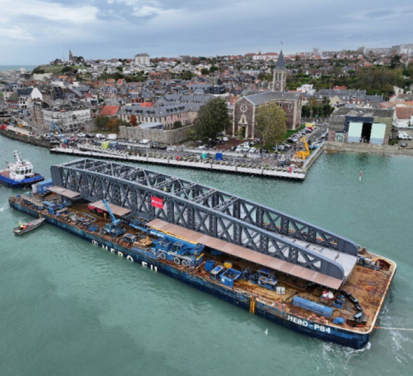 Seine-Maritime. A Dieppe, le pont Colbert a repris sa place, une manœuvre saluée par tous