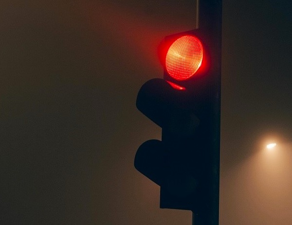 La conductrice alcoolisée termine sur le toit après une course-poursuite et un refus d'obtempérer près de Rouen 