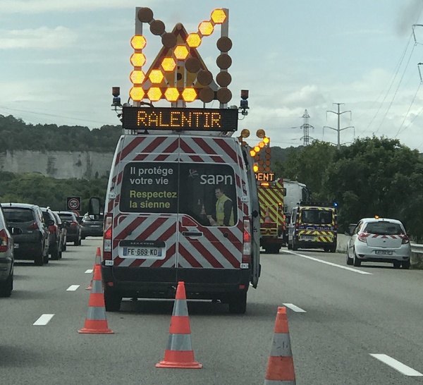 A13 : deux poids lourds se percutent, l’un s’embrase à Incarville, dans l’Eure 