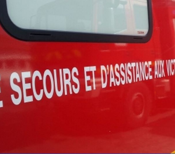 Saint-Aubin-sur-Gaillon : un camion-toupie se renverse dans un chemin, le conducteur coincé dans sa cabine 