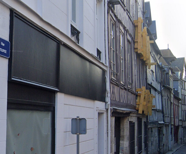 Rouen : une camionnette percute un échafaudage, la rue Étoupée bouclée