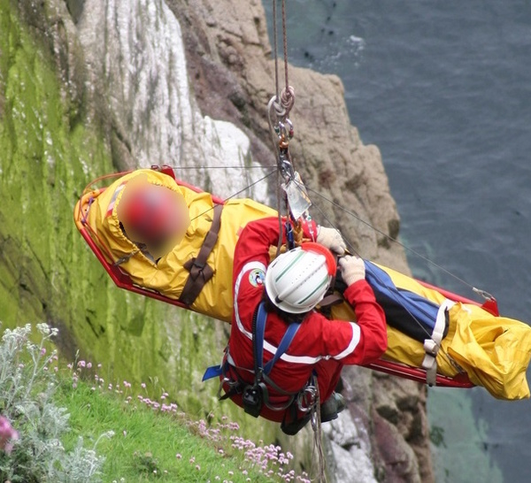 Marais Vernier : un septuagénaire chute d’une falaise en cherchant son chien, il est grièvement blessé
