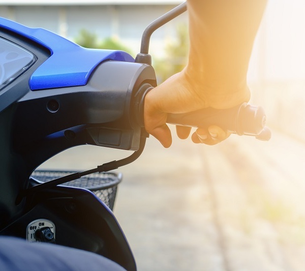 Le pilote d'un scooter prend des risques pour échapper à un contrôle de police à Dieppe