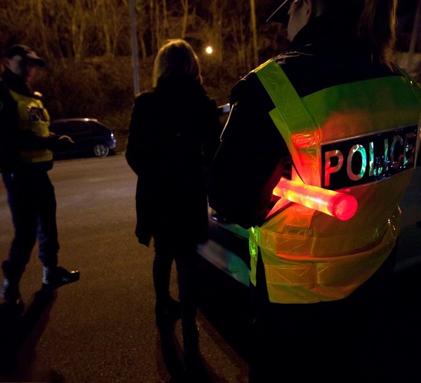 Le Havre : il emboutit une voiture arrêtée au feu rouge après avoir bu « quatre pintes de bière »