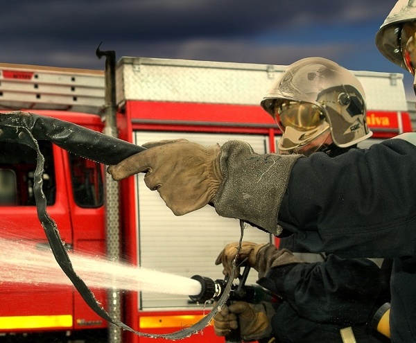 Incendie dans une zone d’activités à Gasny (Eure) : six véhicules touchés, dont un poids lourd