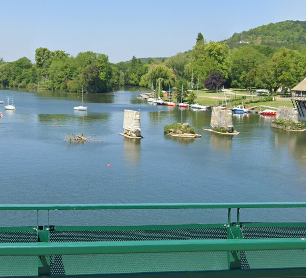 Un plaisancier secouru, son voilier échoué sur un banc de sable sur la Seine à Vernon